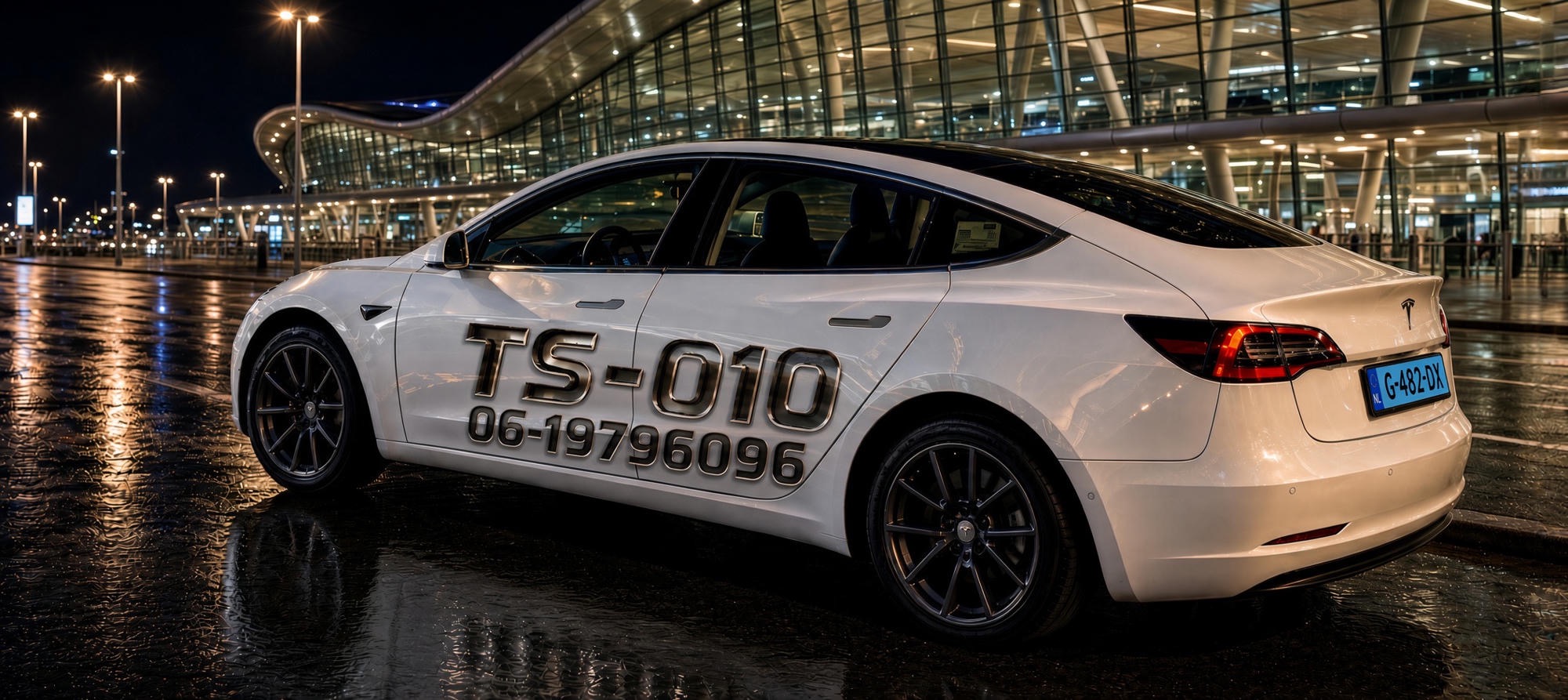 Reiziger met koffer naast een taxi bij een luchthaven