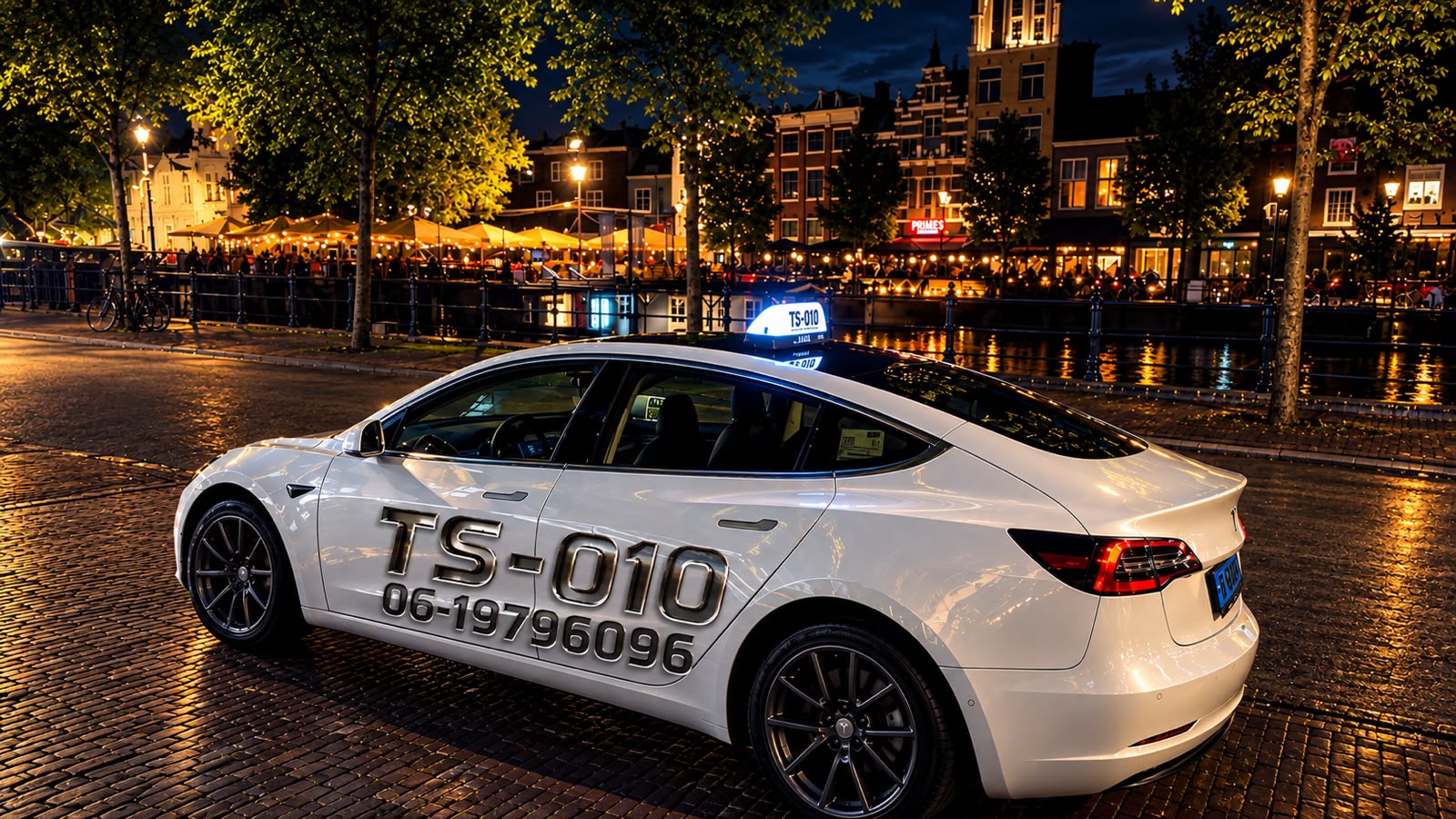 Taxi op een straat in Rotterdam bij zonsondergang